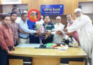 ওসি’র হাতে “হত্যা” মামলার আসামির ফুলের তোড়া,সমালোচনার ঝড়