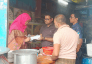 পাটকেলঘাটা বাজারে ইউএনওর অভিযান: ৩ হোটেলকে ১০ হাজার টাকা জরিমান।