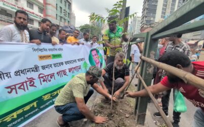 নয়া পল্টনে স্বেচ্ছাসেবক দলের বৃক্ষরোপণ কর্মসূচি