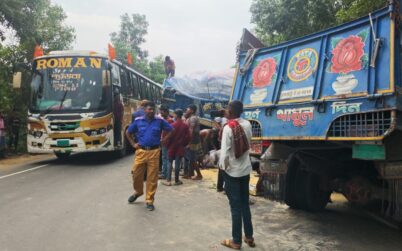 বিরামপুরে দুই ট্রাকের মুখোমুখি সংঘর্ষে প্রাণ গেল চালকের, আহত ৪