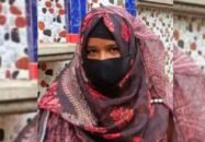 স্ত্রী স্বীকৃতির দাবিতে প্রেমিকের বাড়িতে তরুণীর অনশন