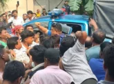 একাধিক শিক্ষার্থীকে ধর্ষণের অভিযোগে মাদ্রাসা ঘেরাও করে শিক্ষককে পিটুনি, আহত ৩ পুলিশ সদস্য