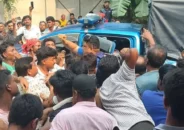 একাধিক শিক্ষার্থীকে ধর্ষণের অভিযোগে মাদ্রাসা ঘেরাও করে শিক্ষককে পিটুনি, আহত ৩ পুলিশ সদস্য