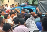একাধিক শিক্ষার্থীকে ধর্ষণের অভিযোগে মাদ্রাসা ঘেরাও করে শিক্ষককে পিটুনি, আহত ৩ পুলিশ সদস্য
