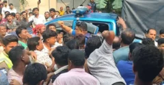একাধিক শিক্ষার্থীকে ধর্ষণের অভিযোগে মাদ্রাসা ঘেরাও করে শিক্ষককে পিটুনি, আহত ৩ পুলিশ সদস্য